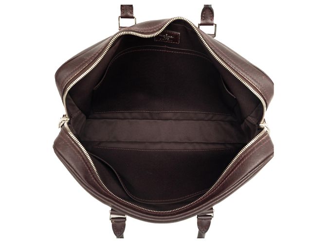 Louis Vuitton Brown Taiga Porte Documents Voyage PM Marrone Marrone scuro - vista 4