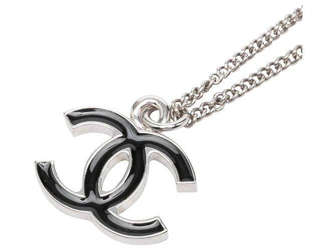 Collana Chanel Logo CC in smalto e ottone argentato - vista 4