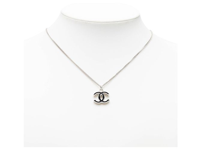 Collana Chanel Logo CC in smalto e ottone argentato - vista 7