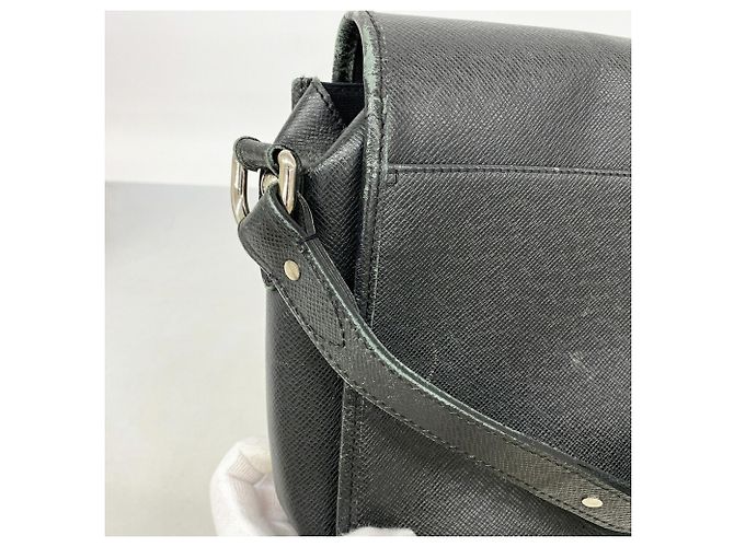 Borsa a tracolla Louis Vuitton Taiga Andrei Grigio - vista 8