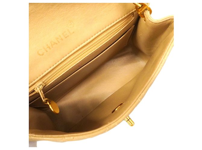 Bolsa de Ombro Chanel Mini Matelassé com Corrente Bege - vista 4
