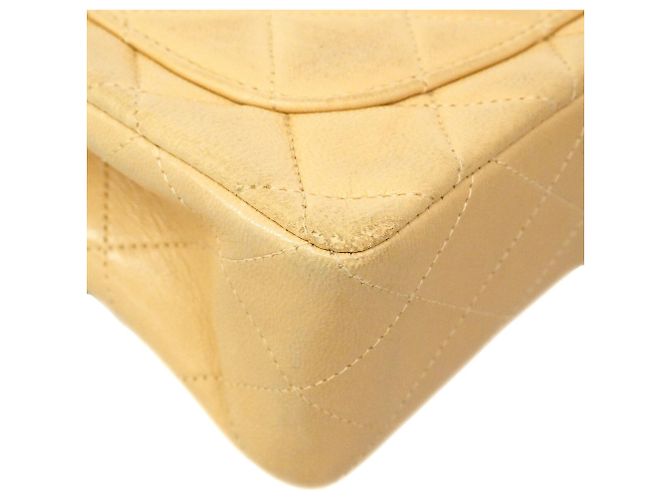 Bolsa de Ombro Chanel Mini Matelassé com Corrente Bege - vista 6