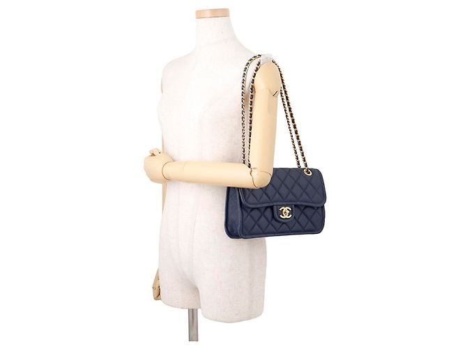 Borsa a tracolla con catena Chanel Matelassé Blu navy - vista 4