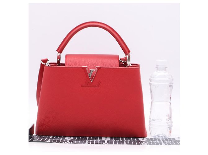 Borsa Louis Vuitton Capucines PM in pelle Taurillon Rosso - vista 3