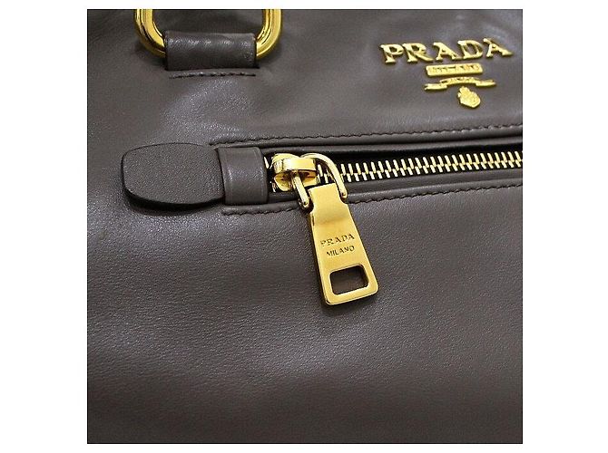 Prada Borsa Tote e a tracolla in pelle di vitello morbida grigia con logo dorato Marrone - vista 10