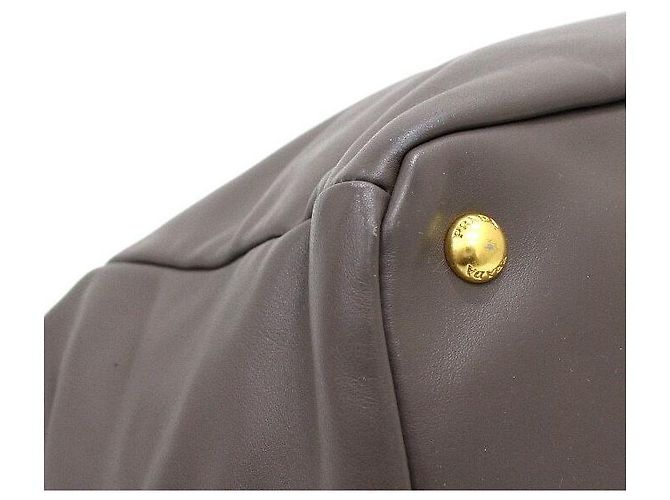 Prada Borsa Tote e a tracolla in pelle di vitello morbida grigia con logo dorato Marrone - vista 11