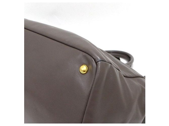 Prada Borsa Tote e a tracolla in pelle di vitello morbida grigia con logo dorato Marrone - vista 7