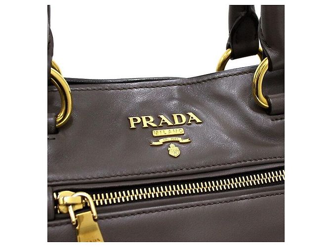 Prada Borsa Tote e a tracolla in pelle di vitello morbida grigia con logo dorato Marrone - vista 8