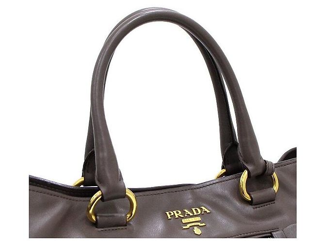 Prada Borsa Tote e a tracolla in pelle di vitello morbida grigia con logo dorato Marrone - vista 9