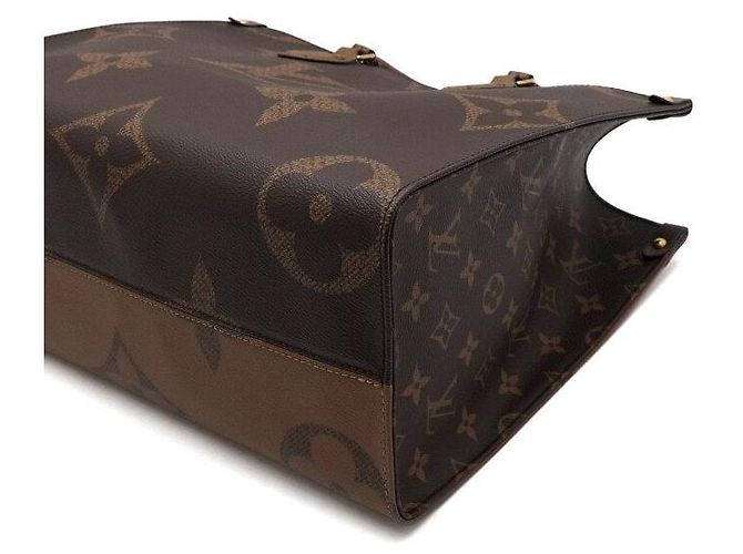 Louis Vuitton Borsa Tote e a Tracolla OnTheGo MM Monogram Canvas Multicolore - vista 7