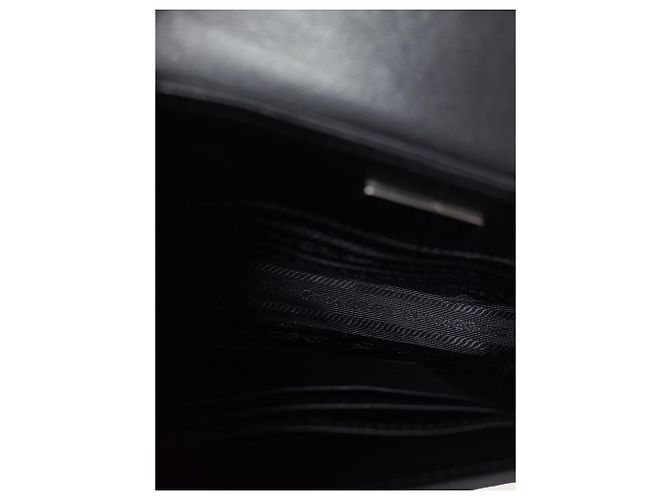 Prada Borsa a tracolla e crossbody con patta in pelle spazzolata nera Nero - vista 4
