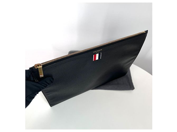 Thom Browne Borsa a Clutch Medium Three Stripe Black Nero - vista 6