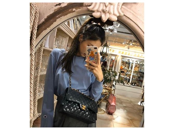 Chanel Borsa Classic Flap Medium Black Gold Caviar Nero - vista 13