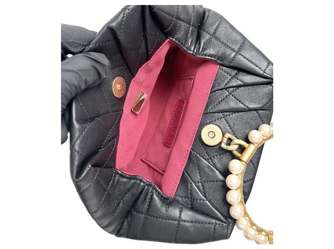 Chanel Pouch in pelle nera con manico in perle Nero - vista 7