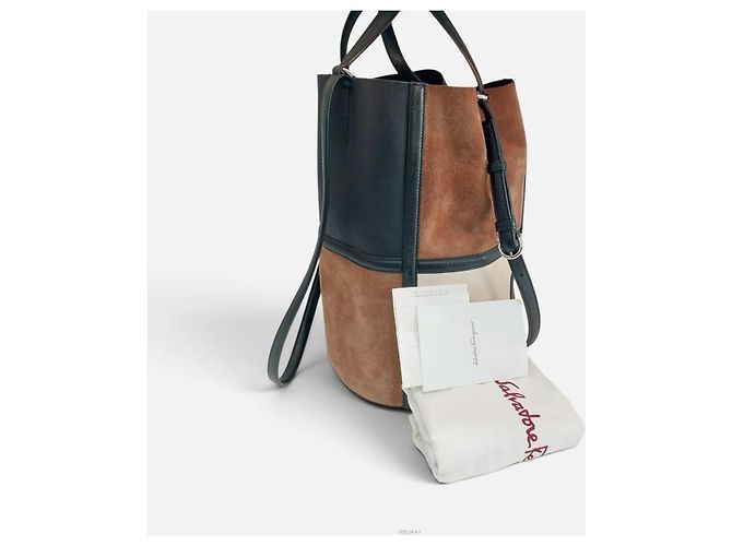 Salvatore Ferragamo Borsa a secchiello in camoscio a tracolla Marrone - vista 2