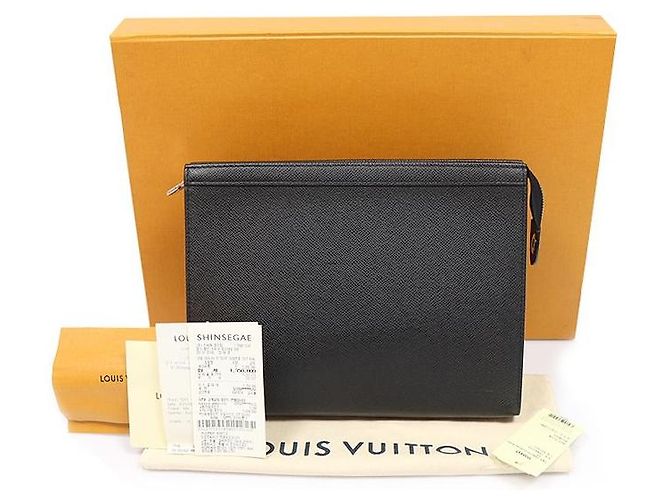 Louis Vuitton Pochette Voyage MM Clutch in pelle Taiga nera Nero - vista 2
