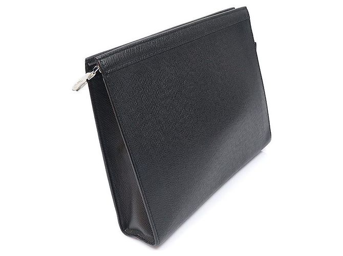 Louis Vuitton Pochette Voyage MM Clutch in pelle Taiga nera Nero - vista 3