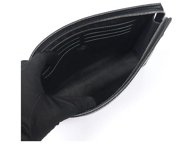 Louis Vuitton Pochette Voyage MM Clutch in pelle Taiga nera Nero - vista 4