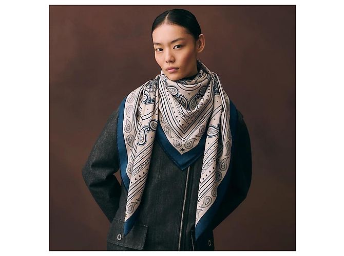Hermès Sciarpa da donna Grand Apart Bandana Shawl in cashmere e seta Blu - vista 3