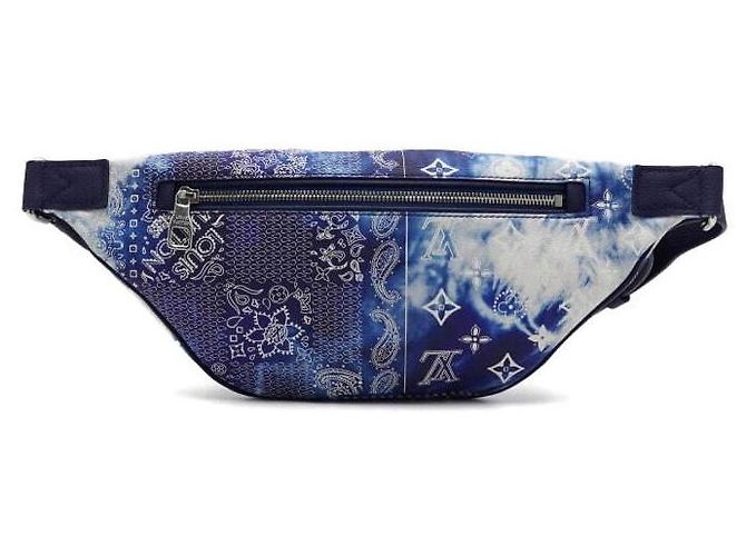 Louis Vuitton Saco de cintura Discovery para homem com estampa de bandana monograma azul Multicor - vista 5