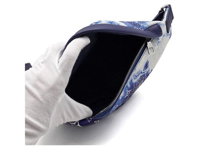 Louis Vuitton Saco de cintura Discovery para homem com estampa de bandana monograma azul Multicor - vista 6