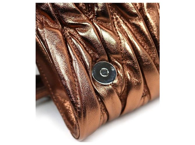 Miu Miu Borsa a tracolla matelassé dorata D'oro - vista 10