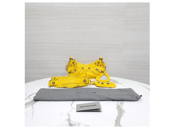 Balenciaga Borsa a tracolla in pelle di agnello gialla Giallo - vista 9
