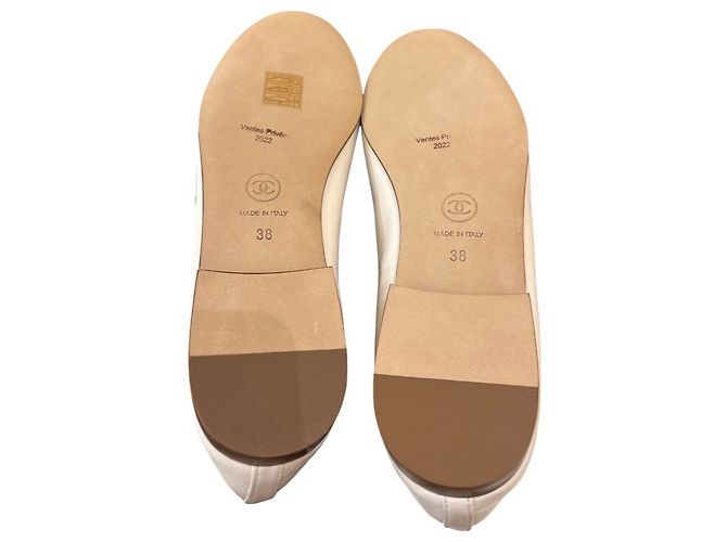 Sapatilhas Chanel para Mulher CC com Ponta Reforçada e Laço em Pele Acolchoada Cru - vista 3