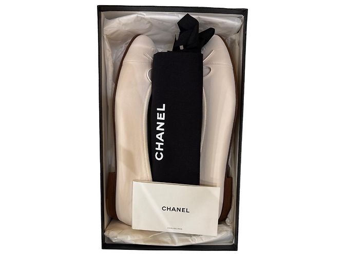 Sapatilhas Chanel para Mulher CC com Ponta Reforçada e Laço em Pele Acolchoada Cru - vista 6