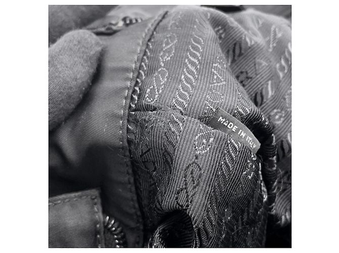 Sac à main Prada en nylon noir - vue 13