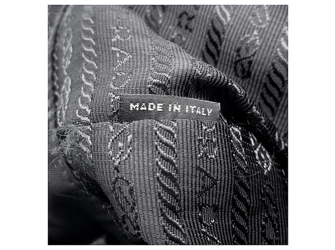 Sac à main Prada en nylon noir - vue 17
