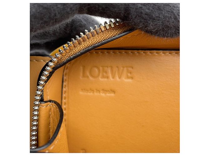 Borsa a tracolla Loewe Anagram Molded Sling Body Bag Cammello - vista 17