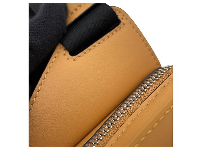 Borsa a tracolla Loewe Anagram Molded Sling Body Bag Cammello - vista 9
