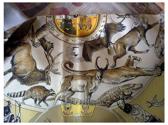 Foulard in seta Hermès "Mythologies des Hommes" Marrone Bianco Rosso Beige D'oro Verde Grigio Gold hardware - vista 6