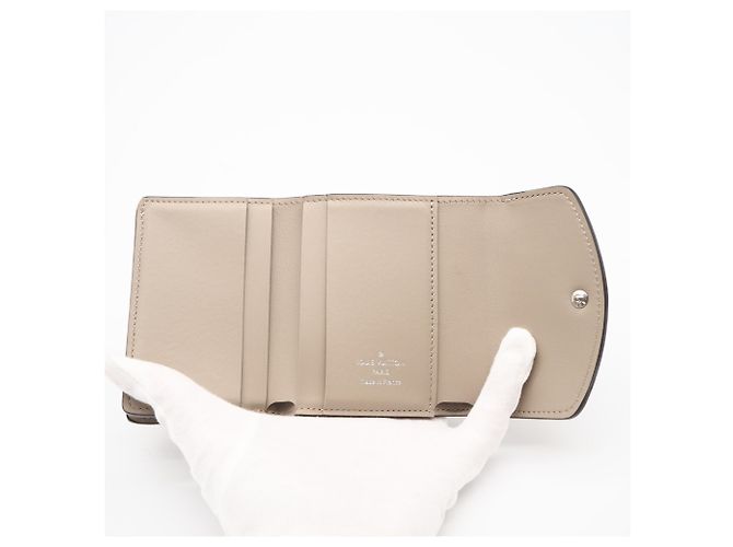 Louis Vuitton Mahina Portefeuille Iris XS Galet Tri-fold Wallet Beige - vista 10