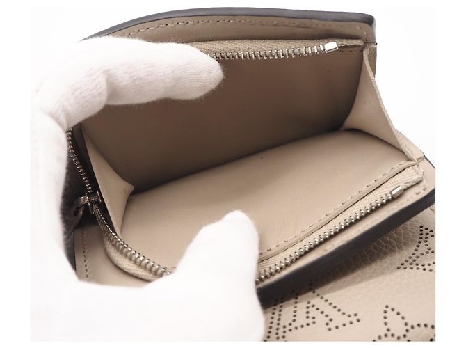 Louis Vuitton Mahina Portefeuille Iris XS Galet Tri-fold Wallet Beige - vista 12