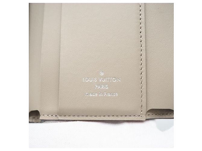 Louis Vuitton Mahina Portefeuille Iris XS Galet Tri-fold Wallet Beige - vista 13