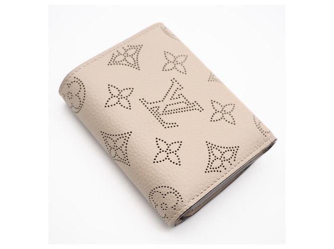 Louis Vuitton Mahina Portefeuille Iris XS Galet Tri-fold Wallet Beige - vista 2