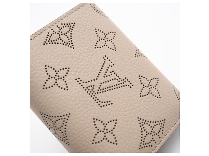 Louis Vuitton Mahina Portefeuille Iris XS Galet Tri-fold Wallet Beige - vista 4