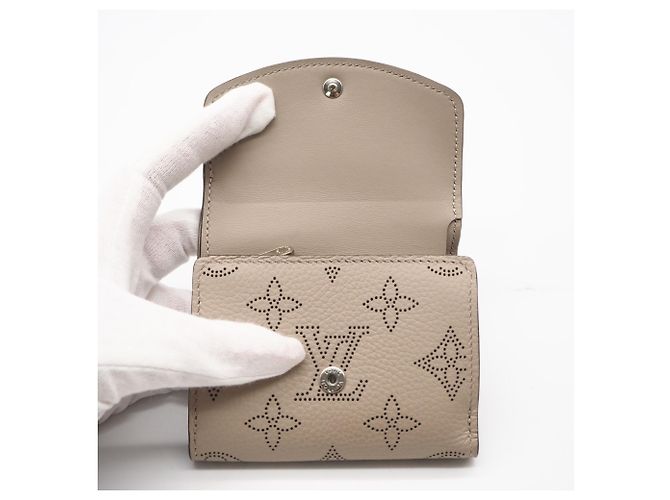 Louis Vuitton Mahina Portefeuille Iris XS Galet Tri-fold Wallet Beige - vista 9