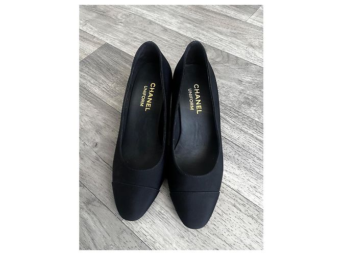 Décolleté Chanel Uniform in tessuto nero - vista 2