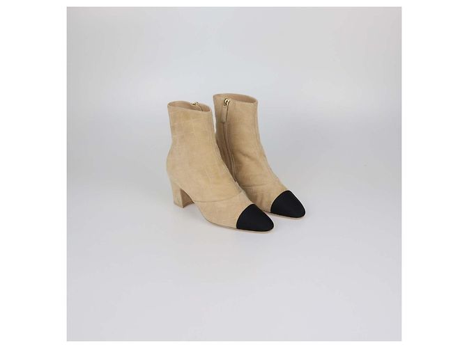 Botas de cano curto com bico arredondado, acolchoadas e com tachas Chanel Beige, Black Suede Preto Bege - vista 2
