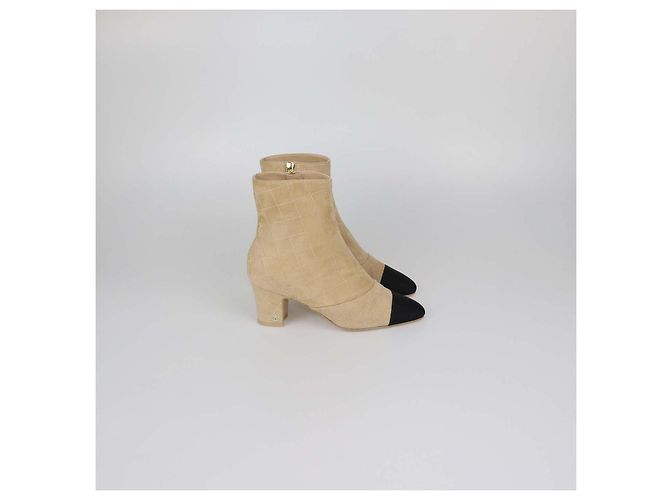 Botas de cano curto com bico arredondado, acolchoadas e com tachas Chanel Beige, Black Suede Preto Bege - vista 3
