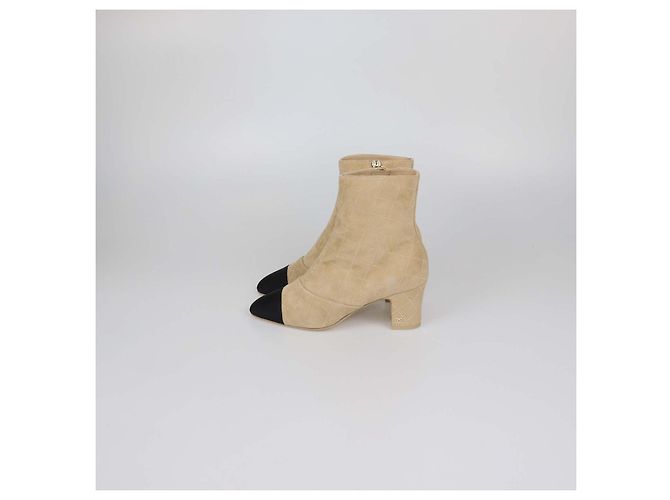 Botas de cano curto com bico arredondado, acolchoadas e com tachas Chanel Beige, Black Suede Preto Bege - vista 4