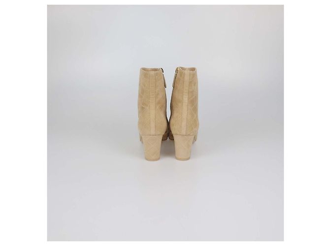 Botas de cano curto com bico arredondado, acolchoadas e com tachas Chanel Beige, Black Suede Preto Bege - vista 5