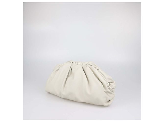 Bottega Veneta Bolso The Pouch Medium de piel Off White Blanco roto - vista 2