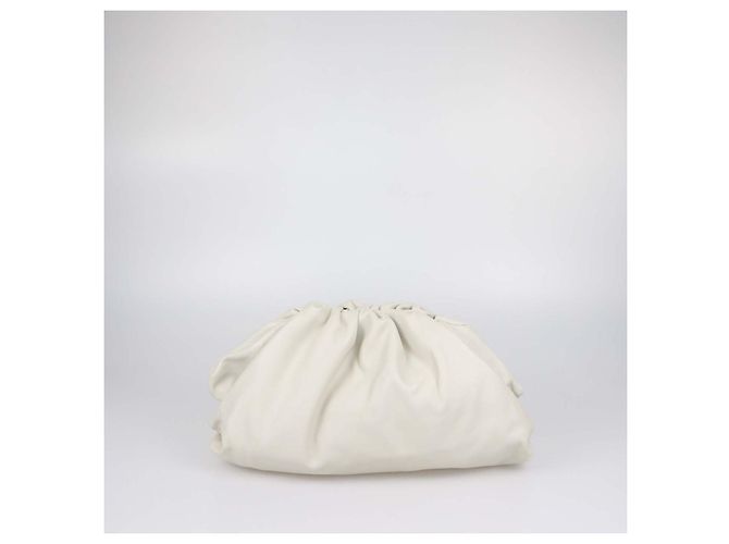 Bottega Veneta Bolso The Pouch Medium de piel Off White Blanco roto - vista 3