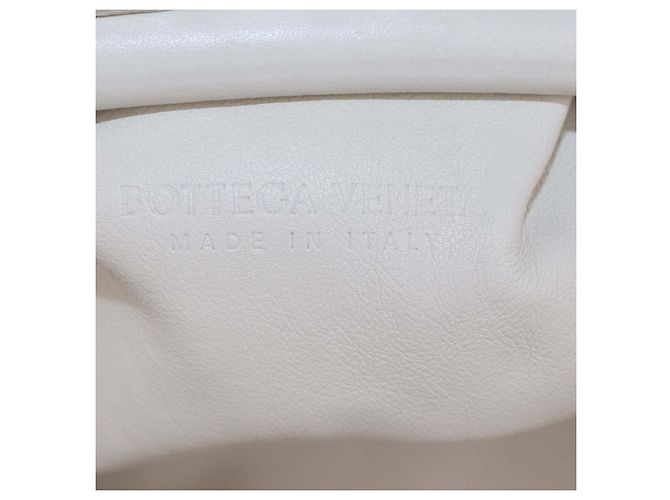 Bottega Veneta Bolso The Pouch Medium de piel Off White Blanco roto - vista 5