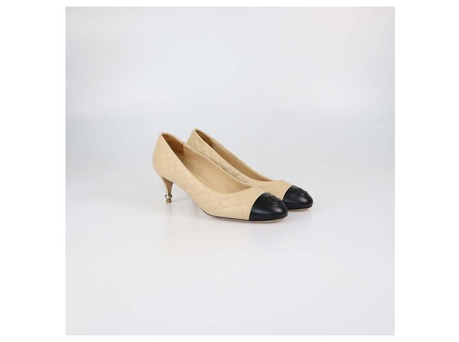 Chanel Beige/Black Pumps aus gestepptem Leder mit CC-Kappe - Ansicht 2