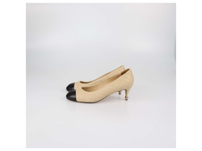 Chanel Beige/Black Pumps aus gestepptem Leder mit CC-Kappe - Ansicht 4